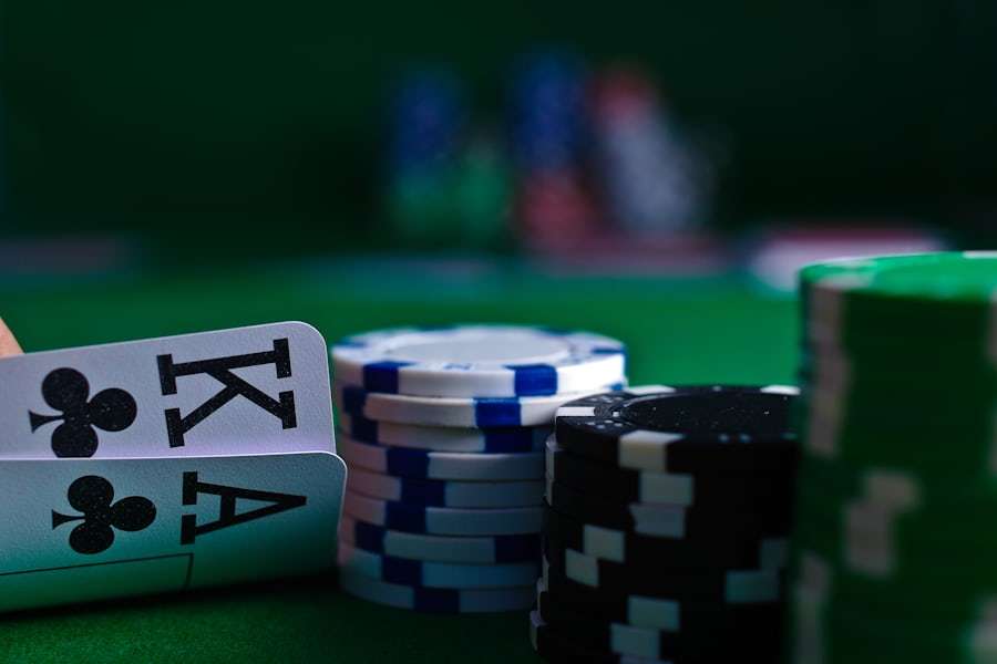 Tumpukan chip dan kartu poker di atas meja felt