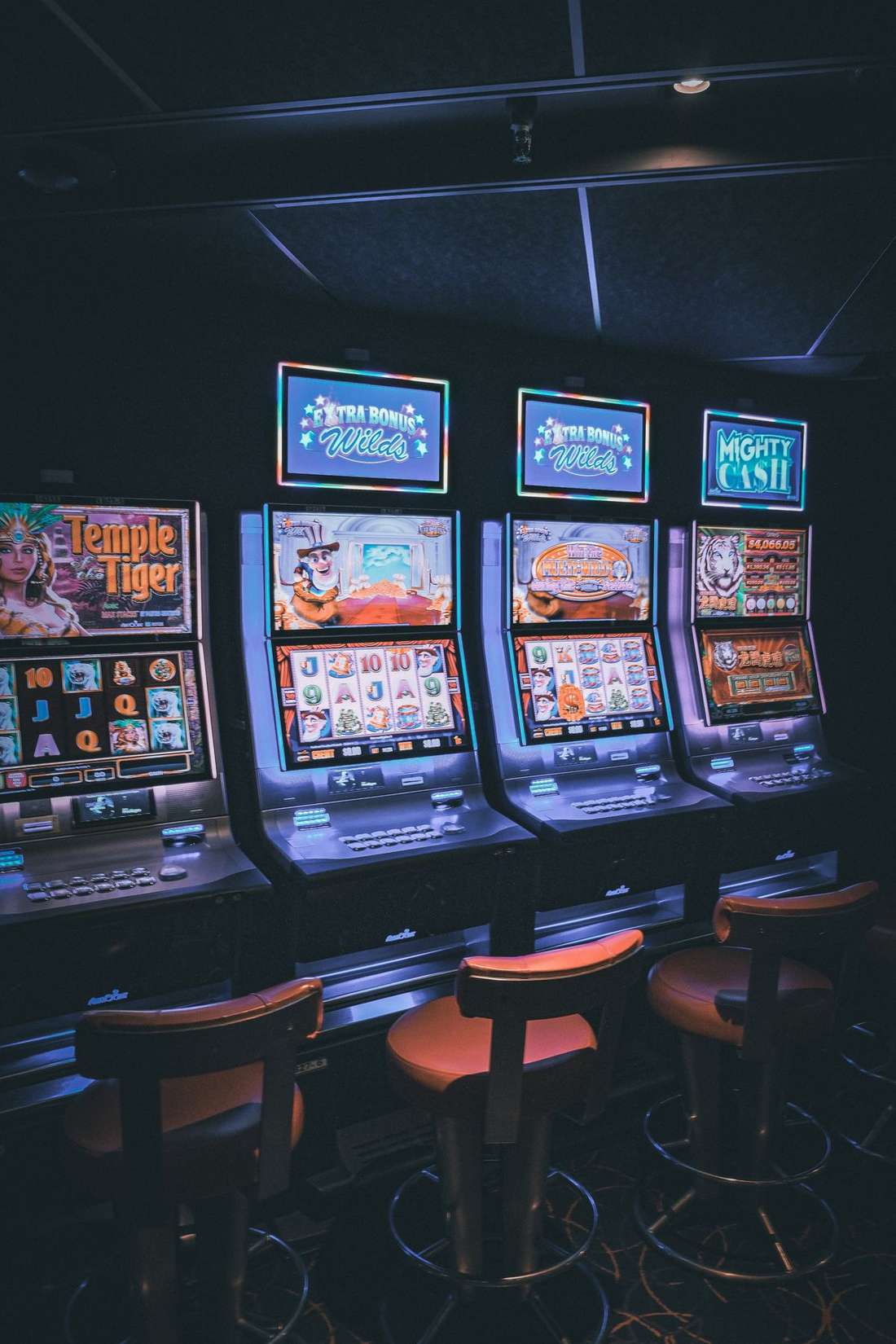 Barisan mesin slot di lantai kasino