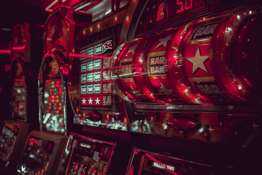 Deretan gulungan mesin slot dengan lampu menyala