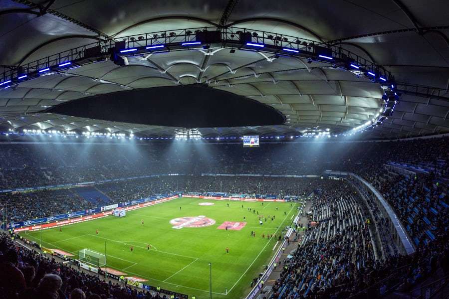 Bola dan lapangan hijau dengan cahaya stadion